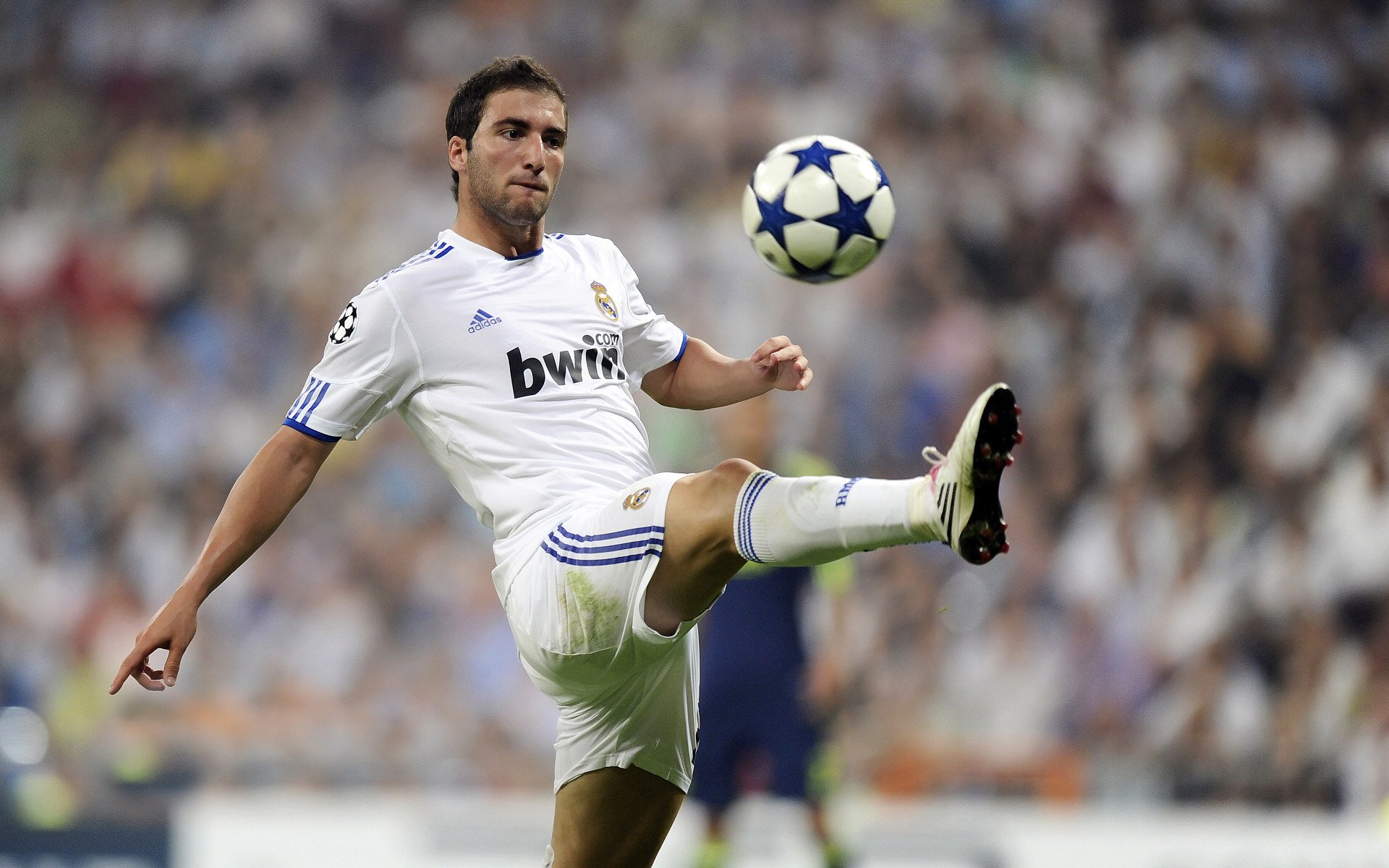 梅西连续十场比赛得分超过高光表现，FPX挑战极限！