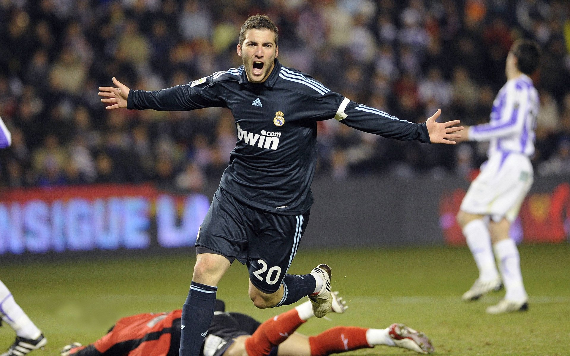 爱游戏体育-哈兰德回归赛场，惊险取胜首场状态亮眼，快船观众沸腾！